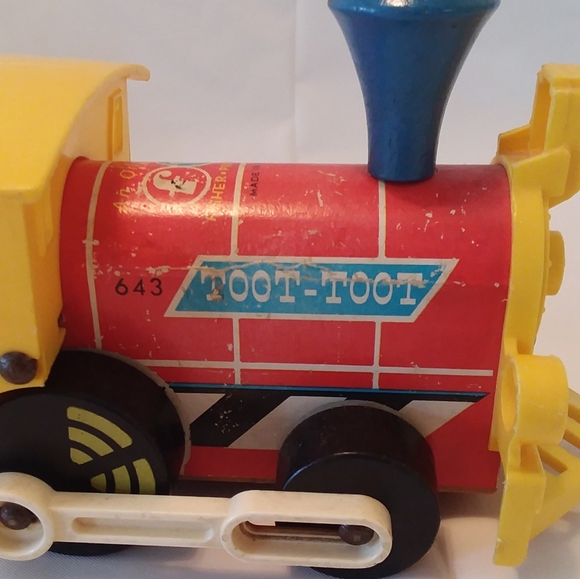 Vintage Fisher Price Rare Yellow Toot Toot Engine - Picture 8 of 12